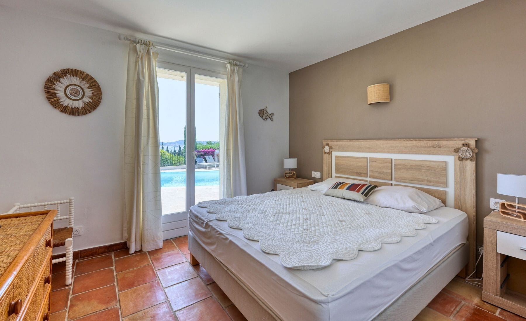Chambre double spacieuse avec décoration élégante – villa de luxe Côte d’Azur