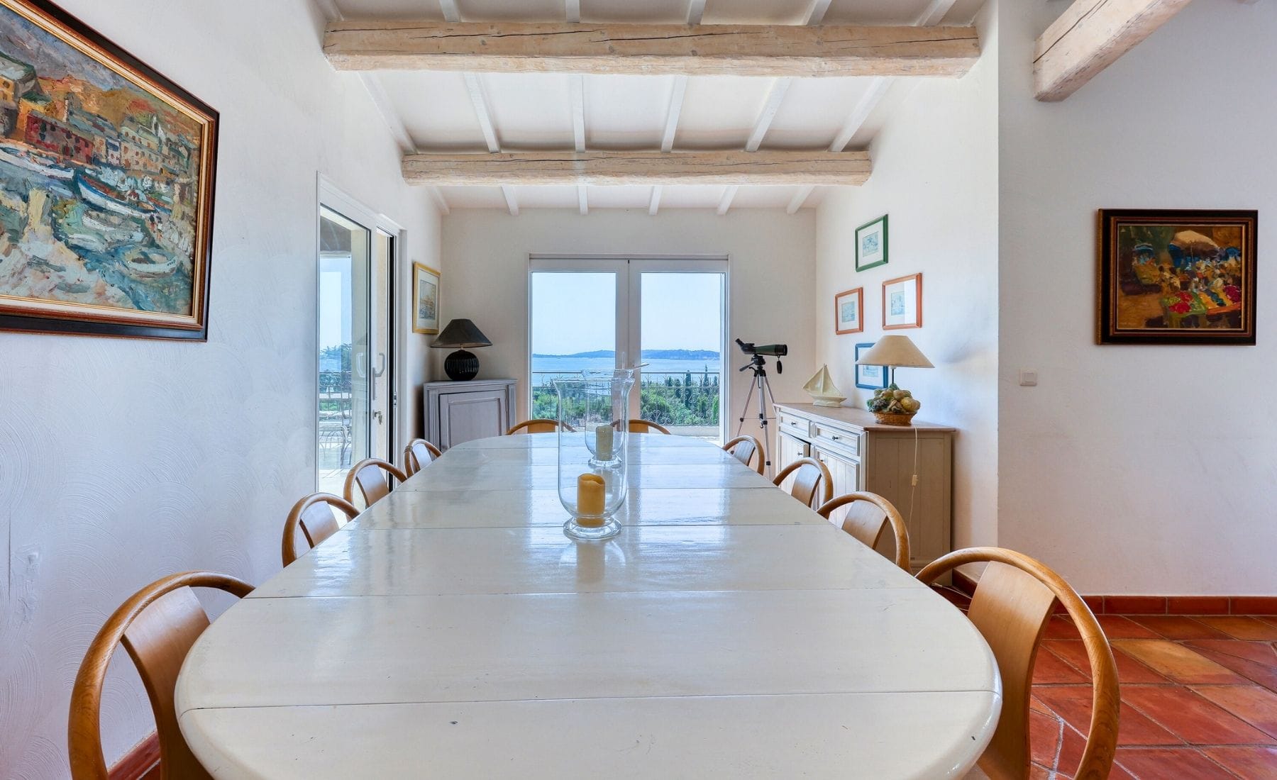 Vue sur le Golfe de Saint-Tropez depuis villa de luxe en Côte d’Azur