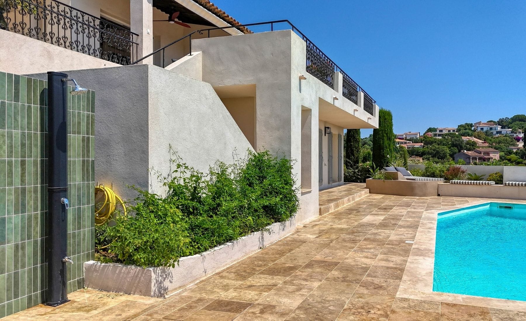 Piscine extérieure avec vue mer 180° – location villa luxe Sainte-Maxime