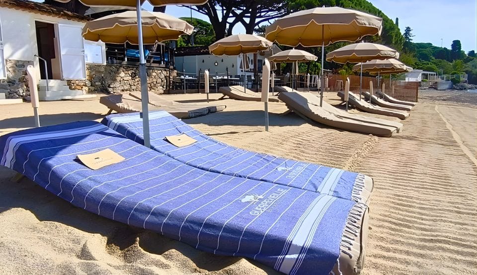 Accès direct à la plage depuis la location de vacances de la villa La Chantyvière Accès direct à la plage depuis la location de vacances de la villa La Chantyvière