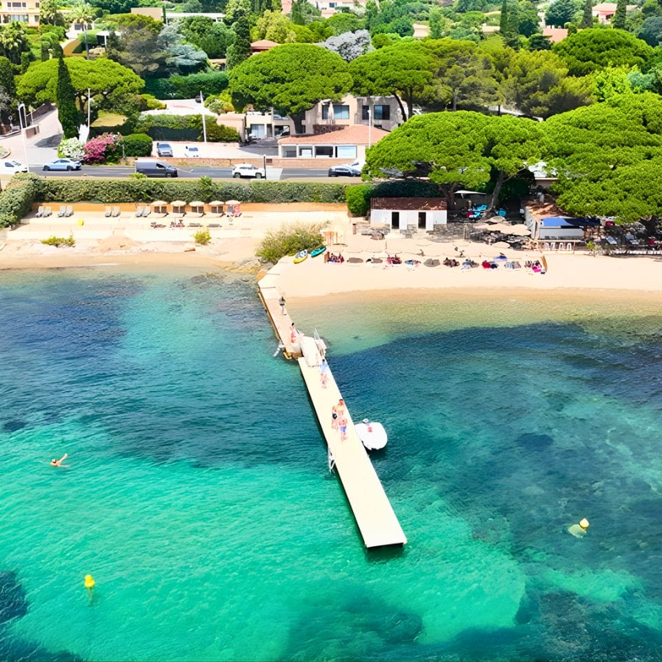 Accès privilégié à la plage privée de la Villa La Chantyvière – Sainte-Maxime