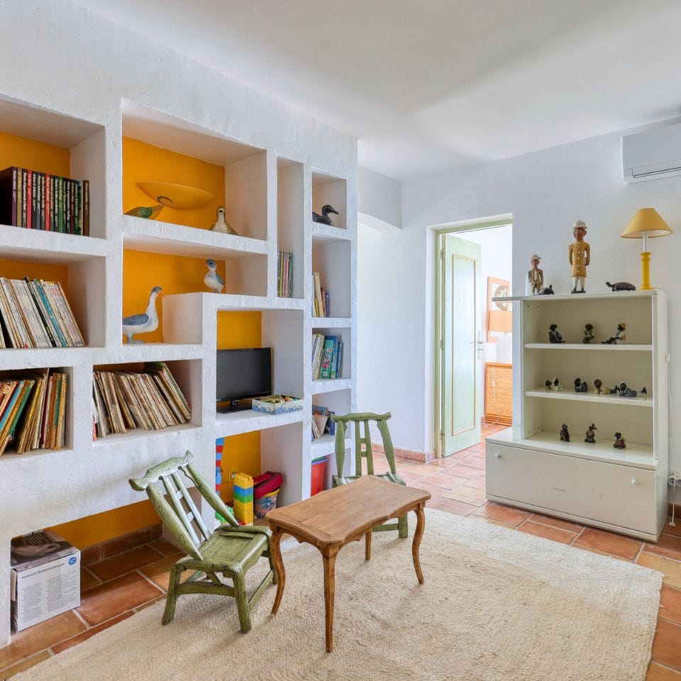 Coin jeux et lecture pour enfants dans la villa à Sainte-Maxime