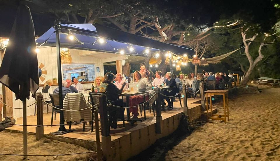 Cuisine méditerranéenne au restaurant de la plage près de la Villa Cuisine méditerranéenne au restaurant de la plage près de la Villa