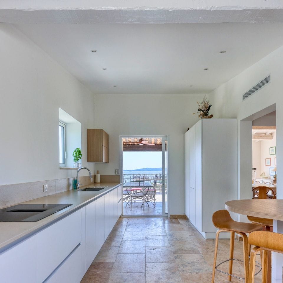 Cuisine moderne entièrement équipée villa de luxe à Sainte-Maxim