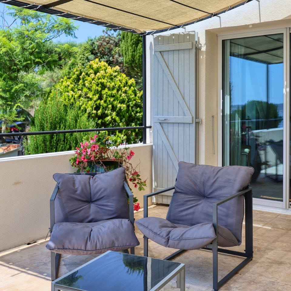 Déjeuner ombragé face à la Méditerranée