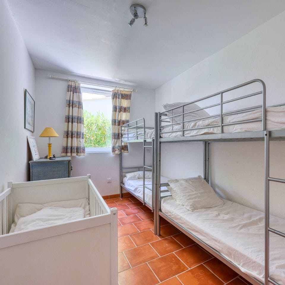 Dortoir pour enfants avec lits superposés et décoration raffinée