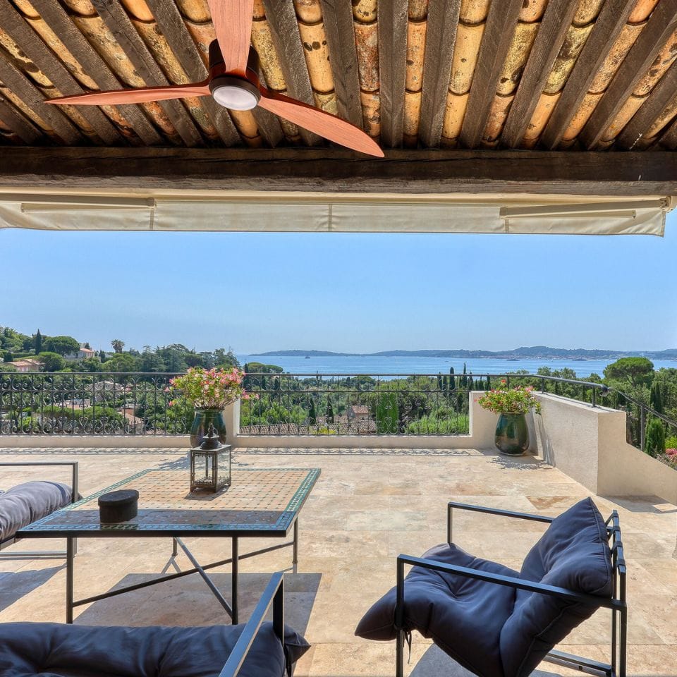 Espace lounge extérieur face à la mer