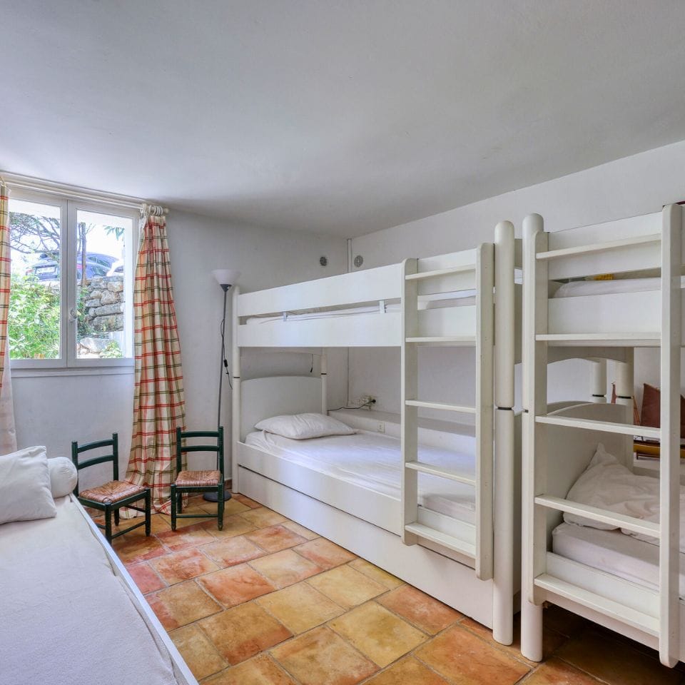 Espace nuit pour enfants avec confort et style méditerranéen