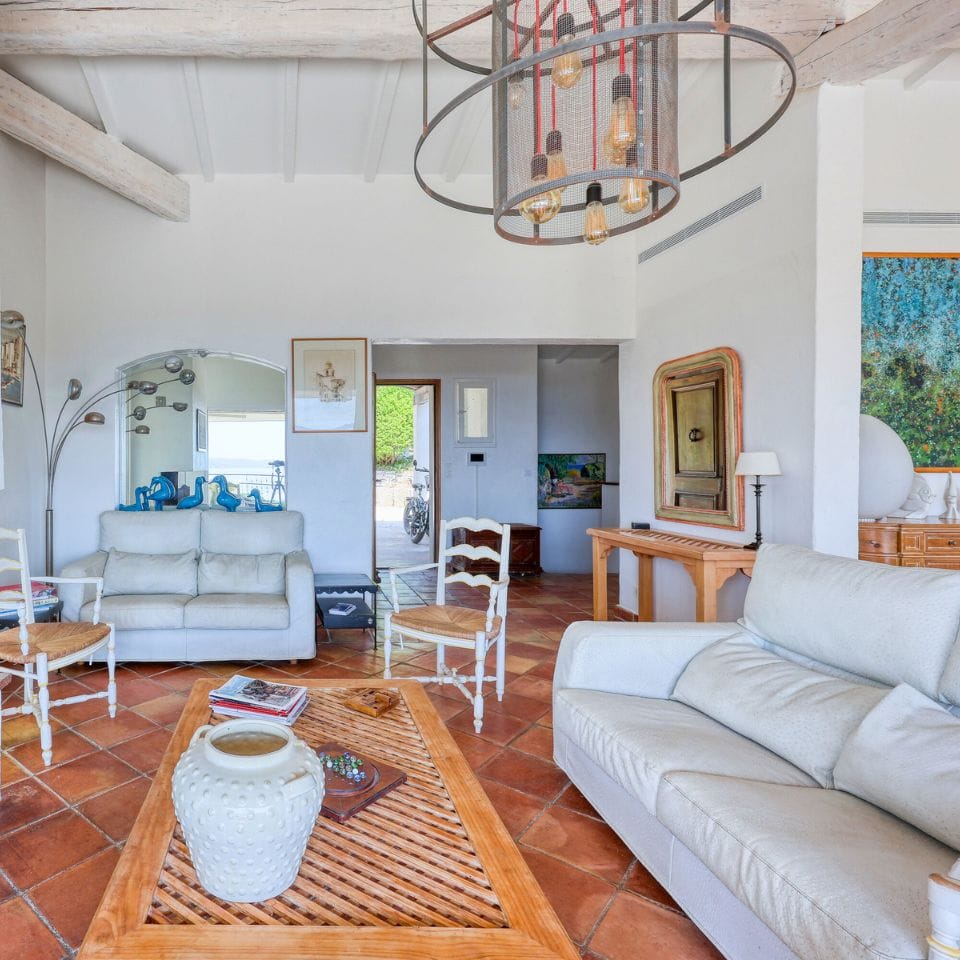 Intérieurs raffinés et lumineux de la villa de prestige à Sainte-Maxime