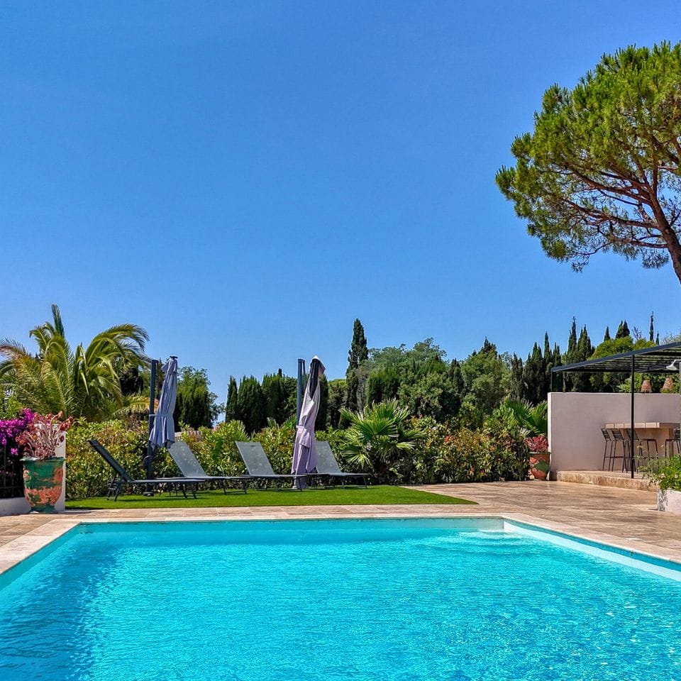 Piscine privée face à la mer Méditerranée