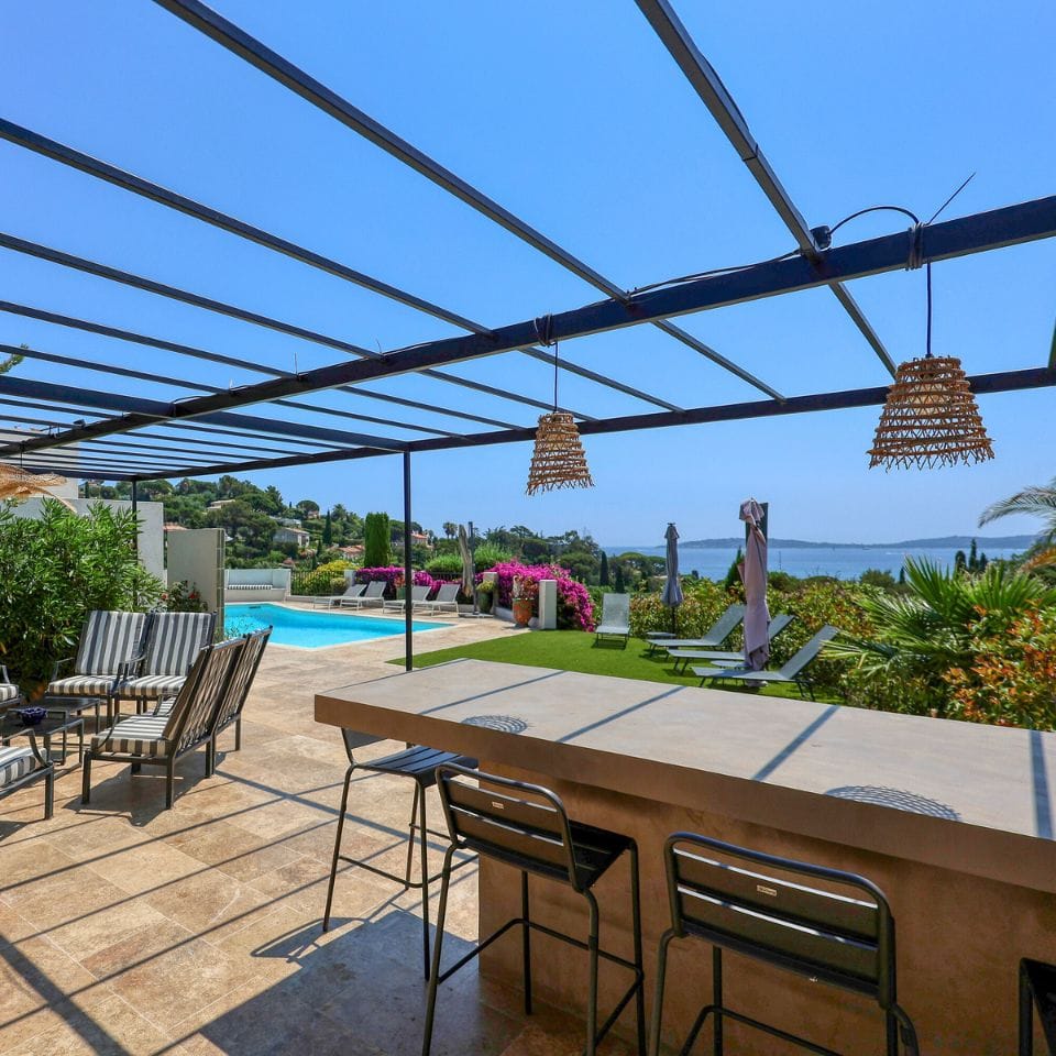 Pool house avec vue sur le Golfe de Saint-Tropez