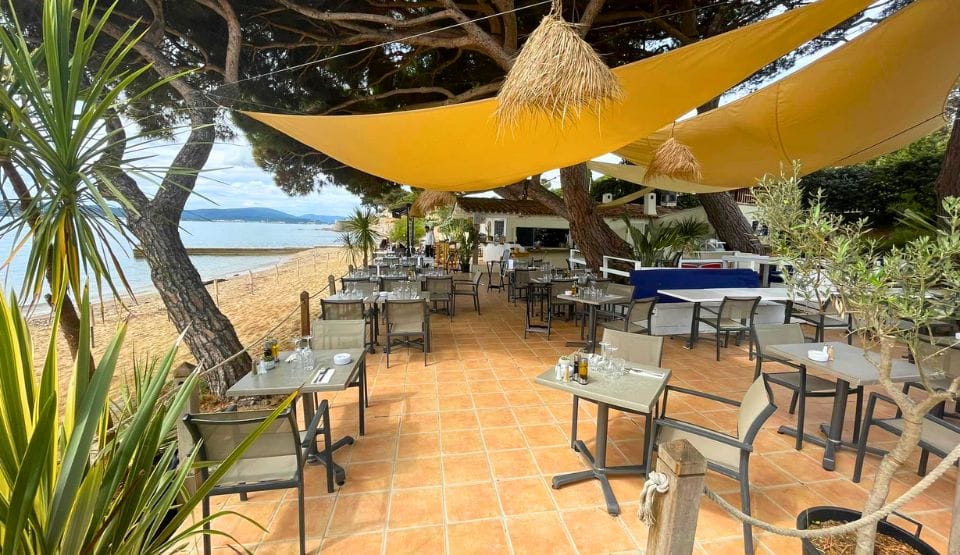 Repas en bord de mer au restaurant près de la Villa La Chantyvière Repas en bord de mer au restaurant près de la Villa La Chantyvière