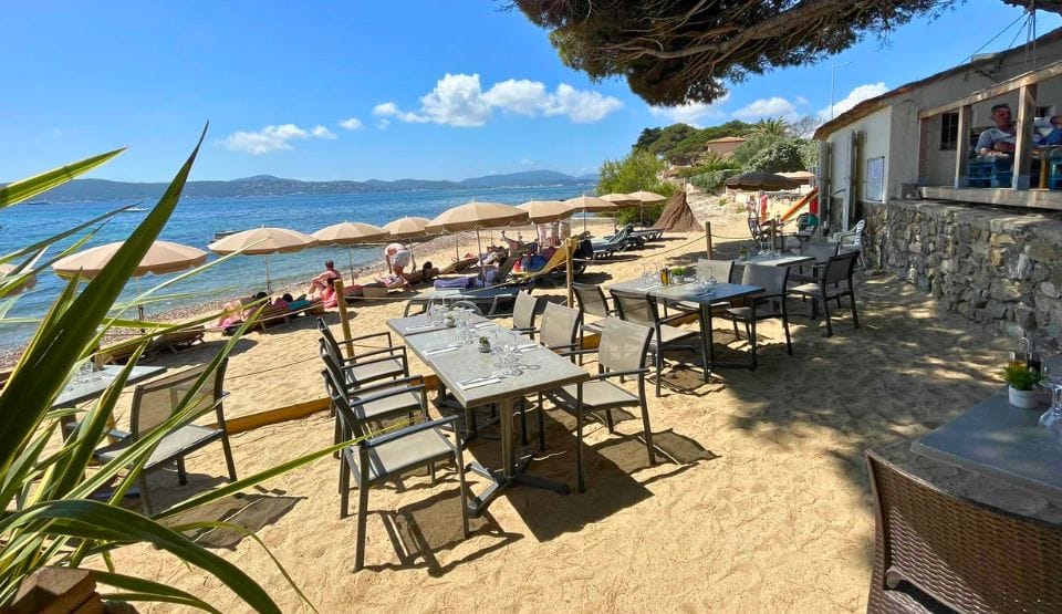 Restaurant en bord de mer accessible depuis la Villa La Chantyvière Restaurant en bord de mer accessible depuis la Villa La Chantyvière