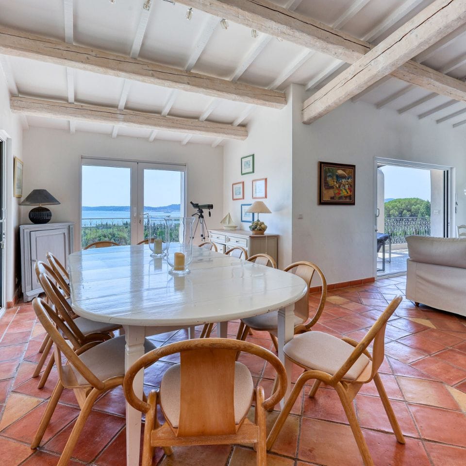 Salle à manger avec vue sur le Golfe de Saint-Tropez