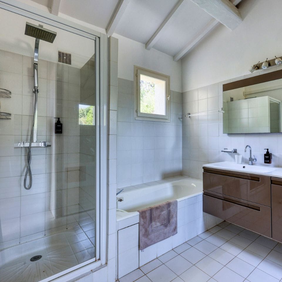 Salle de bains avec douche et baignoire