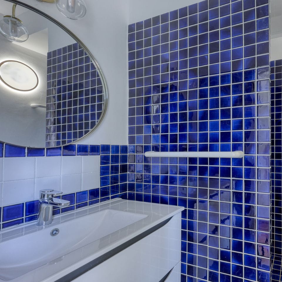 Salle de bains lumineuse