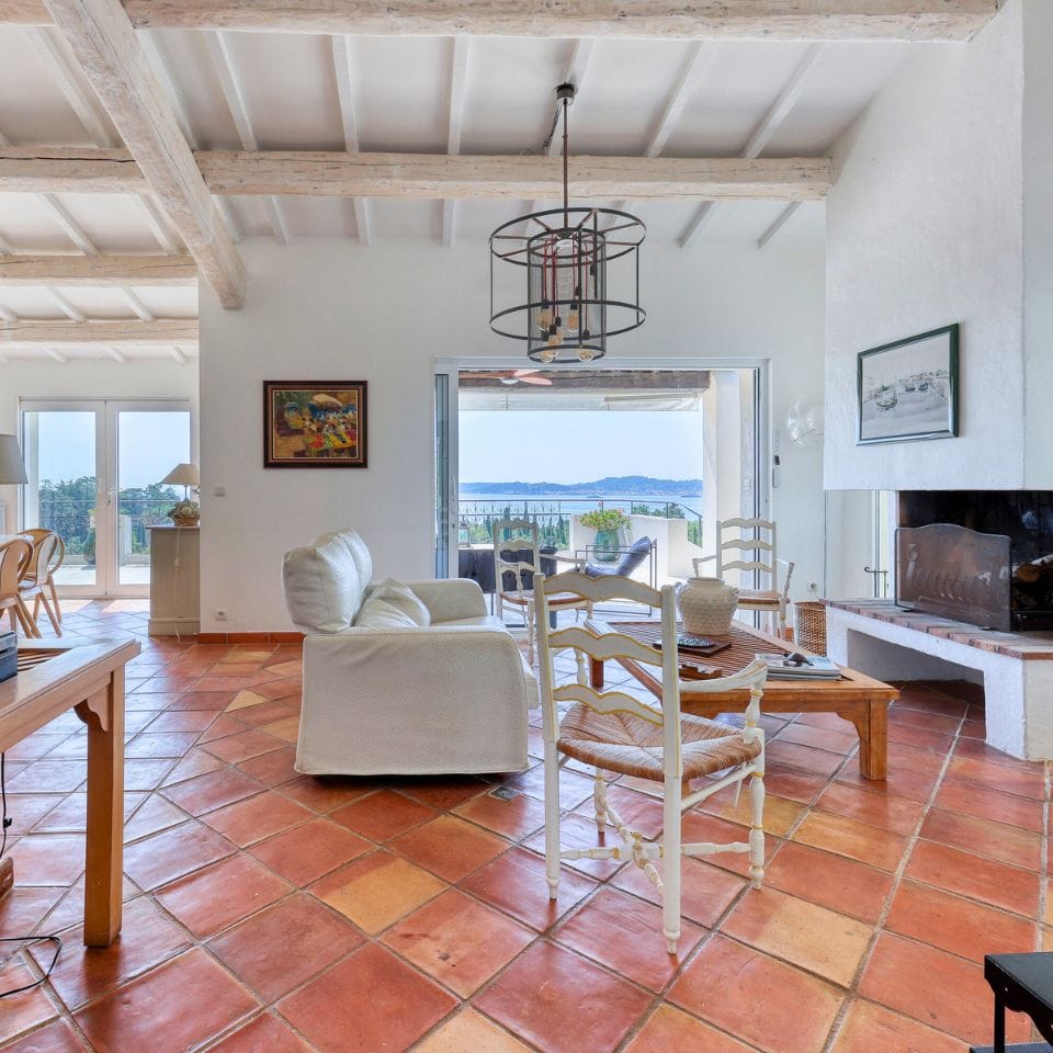 Séjour lumineux ouvert sur la Méditerranée à Sainte-Maxime