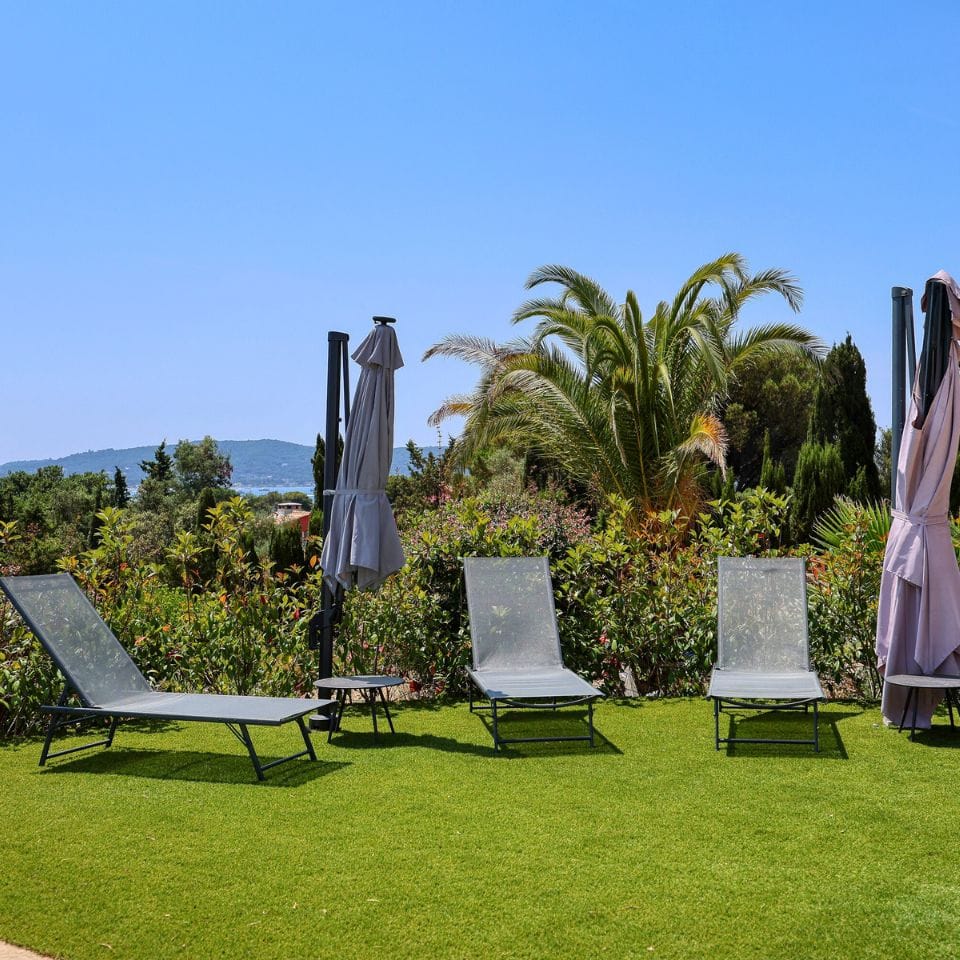 Terrasse ensoleillée avec vue panoramique sur le golfe de Saint-Tropez