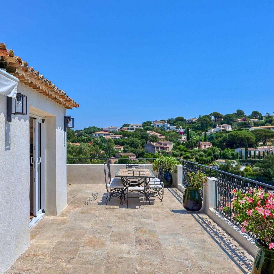 Vue à 180° sur la Méditerranée depuis la terrasse de la villa