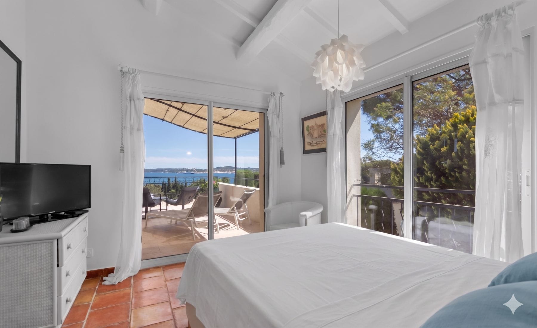 Chambre parents salle de bains privative Chambre double pour parents avec salle de bains privative villa familiale Sainte-Maxime