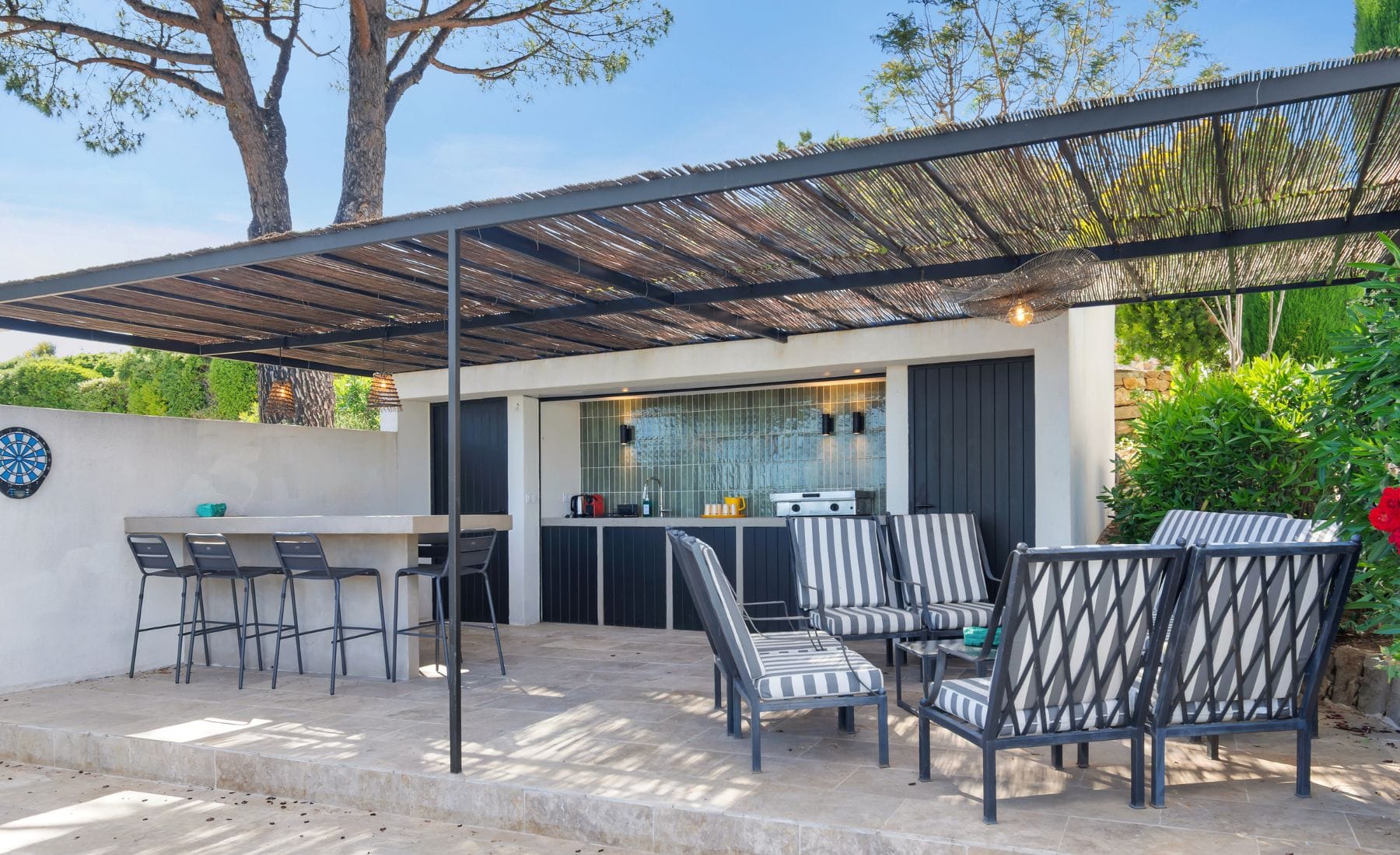 Pool house cuisine d'été repas en famille Pool house avec cuisine d'été pour repas en famille villa de luxe La Chantyvière Sainte-Maxime